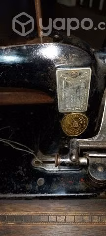 Máquina de coser antigua con manivela
