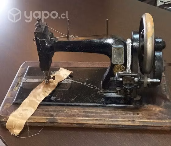 Máquina de coser antigua con manivela
