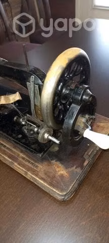 Máquina de coser antigua con manivela