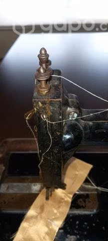 Máquina de coser antigua con manivela