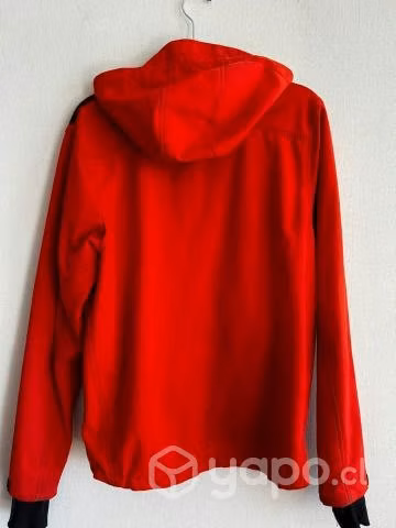 Softshell Marca LATITUDE color rojo