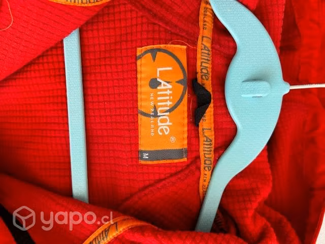 Softshell Marca LATITUDE color rojo