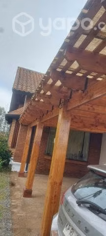 Se Realisa trabajo de soldadura. Constuccion.