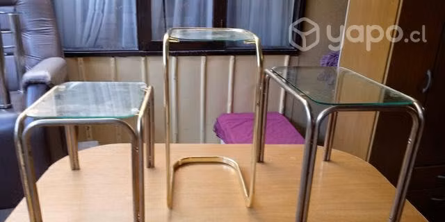 Tres mesas metálicas con vidrio
