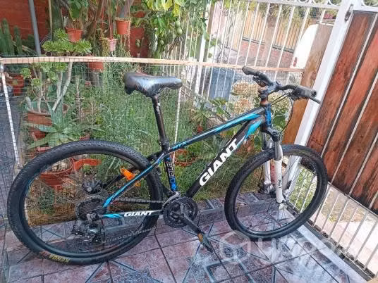 Bicicleta de montaña marca GIANT aro 27.5