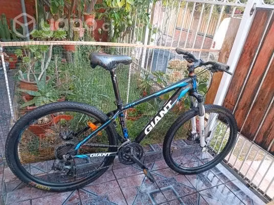 Bicicleta de montaña marca GIANT aro 27.5