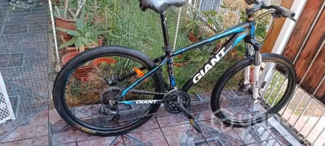 Bicicleta de montaña marca GIANT aro 27.5