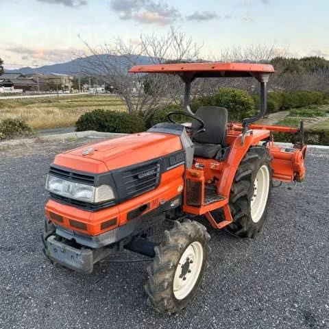 Tractor kubota 4x4 26hp con rotocultivador