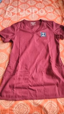 Traje clínico burdeo - Imagen 6