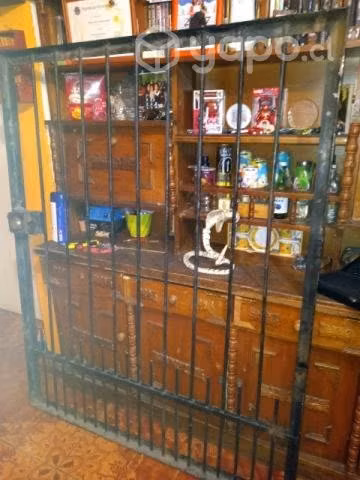 Reja con portón de fierro