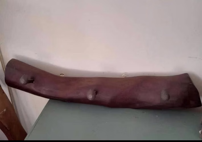 Percha alerce con clavos rieleros