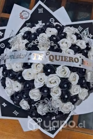 Ramo de 50 rosas eternas blanco y negro