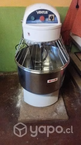 Laminadora, revolvedora, horno + vitrina refrigera