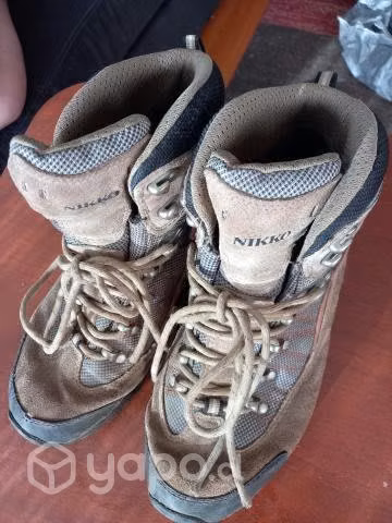 Zapatos trekking caña alta N°42 marca Nikko
