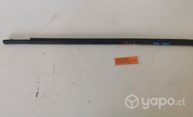 Moldura Lame Vidrio Pta Del Der (LD27) Land Rover
