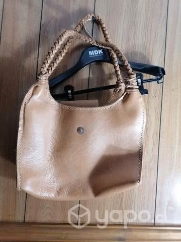 Cartera y chaquetas de cuero