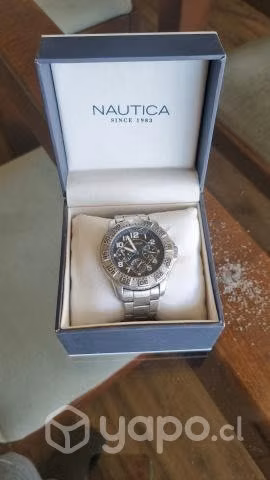 Reloj Nautica con detalle en vidrio