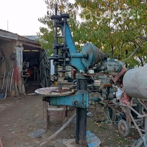 Taladro profesional con tornillo incluido
