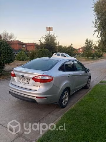 Ford fiesta 1,6 2014 con detalle