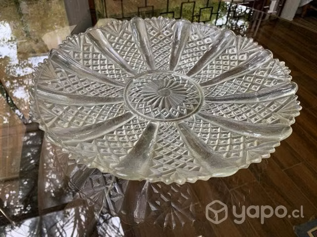 Fuente de vidrio tallado antiguo o plato para tor