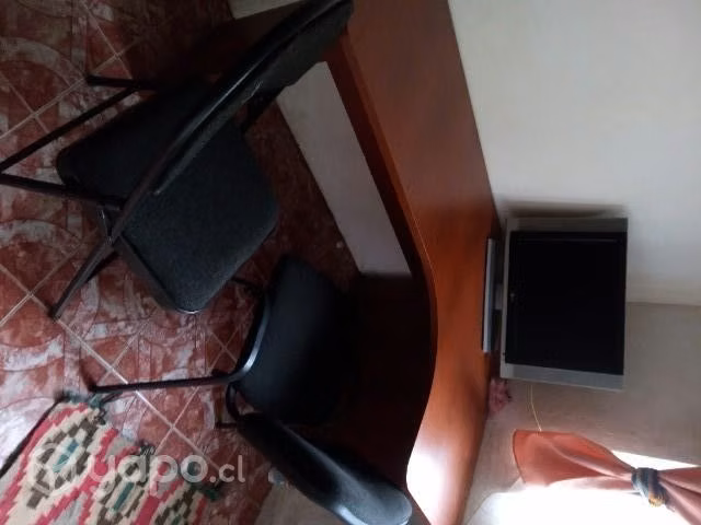 Escritorio nuevo dos sillas y Tv/ 130 mil
