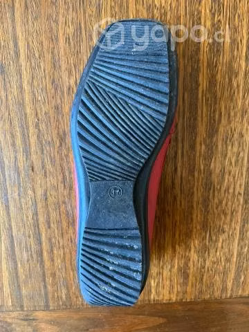Se vende zapatos cuero rojos
