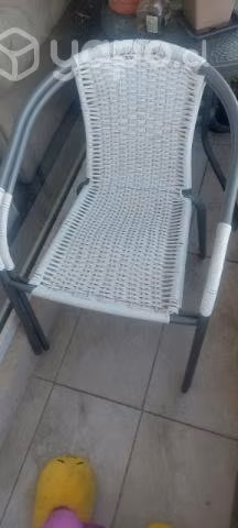 Mesa y dos sillas de terraza.