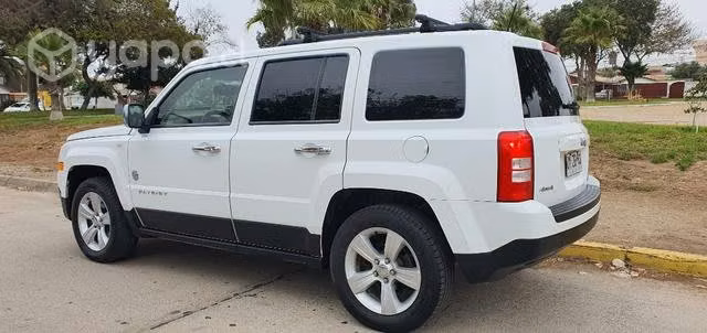 Jeep Patriot 2012 4x4 Blanco y Beige