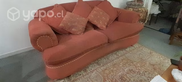 Gran sofá de tela color terracota con cojines
