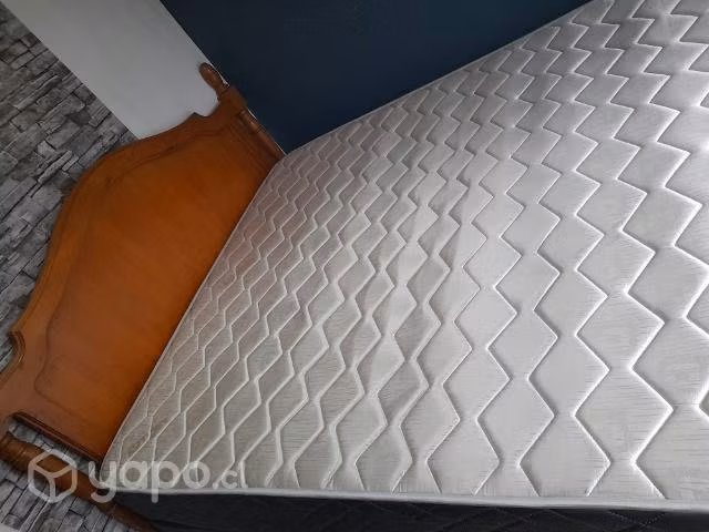 Cama 2 plazas marca Celta, con respaldo de madera