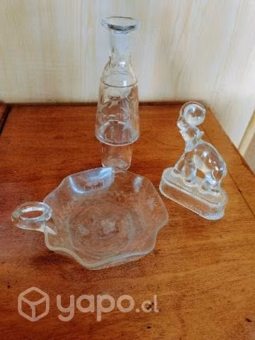 Variedad de fuentes, asaderas y antiguedades