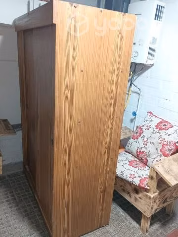 Clóset madera, puerta corredera