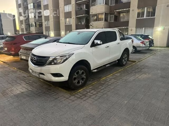 Vendo Camioneta Mazda excelente estado único dueñ