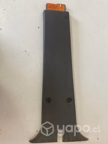 Tapiz cubre pilar central izq inf Mahindra 2016