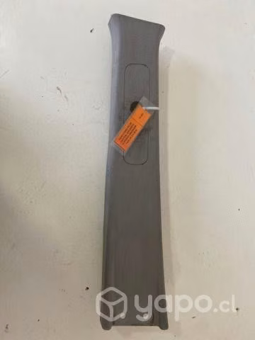 Tapiz cubre pilar central izq sup Mahindra 2016