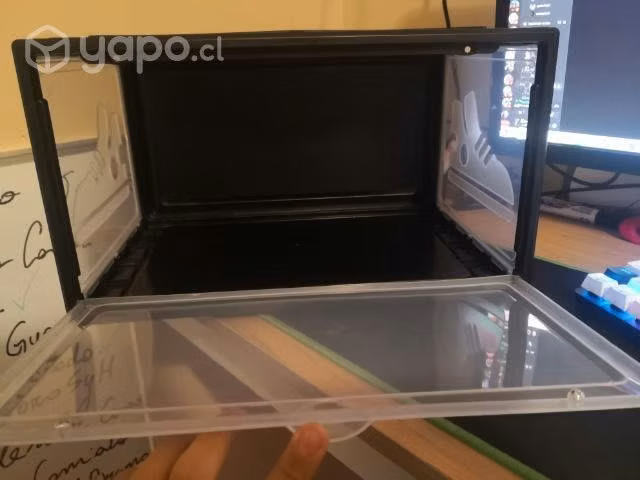 Caja plástica de zapatillas