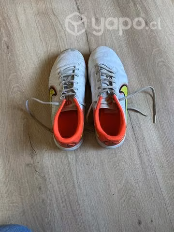 Zapatilla Nike de fútbol