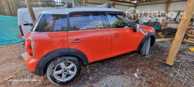 MINI COUNTRYMAN 2012 andando con detalles
