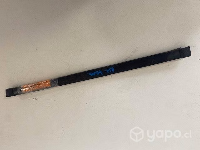 Moldura lame vidrio tras der Mahindra Pik Up 2016
