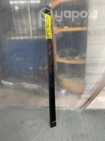 Moldura lame vidrio puerta tras der Mahindra Pik U