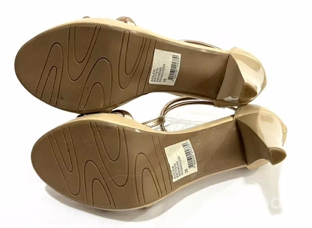Chala Sintética Marca Azaleia N*38 Beige Y Dorada