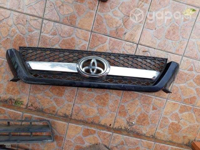 Mascara delantera original toyota 4runner 2012 - Imagen 2