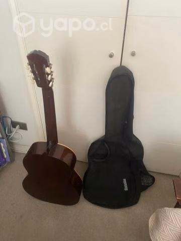 Guitarra acústica con forro