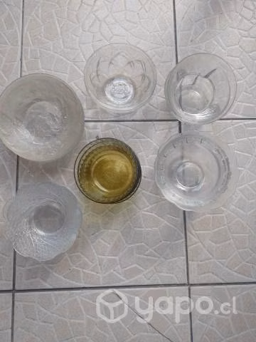 19 platos de postre, algunos con base