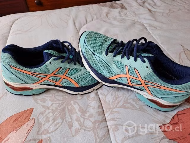 Combo Zapatillas y aletas de nado