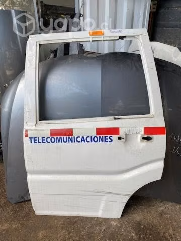 Puerta trasera izq pequeno detalle Mahindra 2018