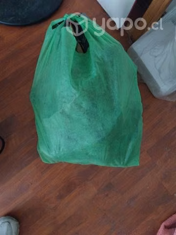 Bolsa verde con calzado' bolsa plástica ropa - Imagen 3