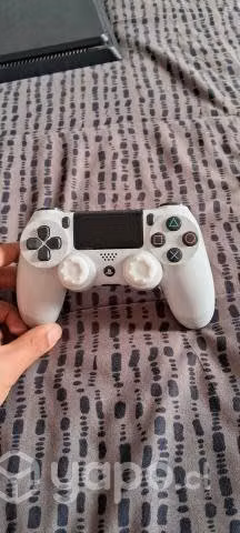 Ps4 con 3 juegos y un mando