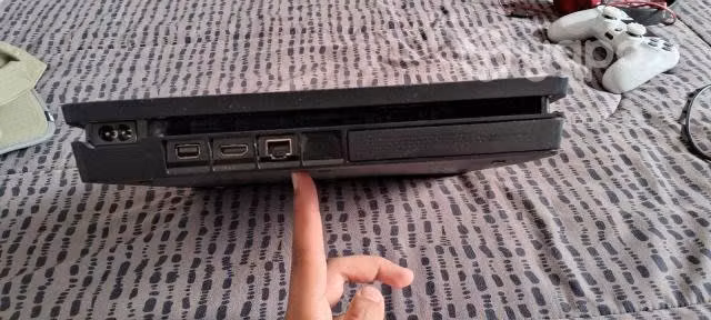 Ps4 con 3 juegos y un mando