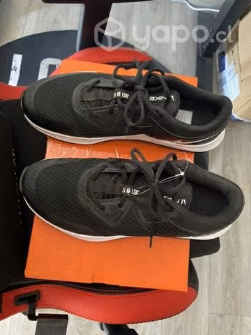 Zapatillas running semi nuevas Nike